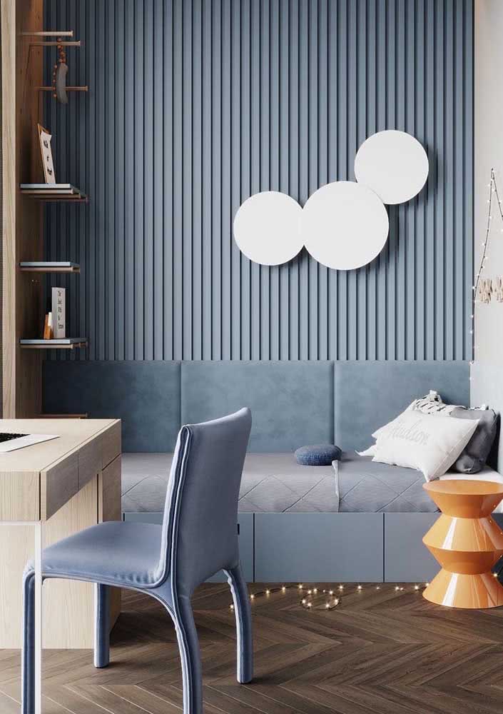 Piso de madeira escura em contraste com a mobília azul