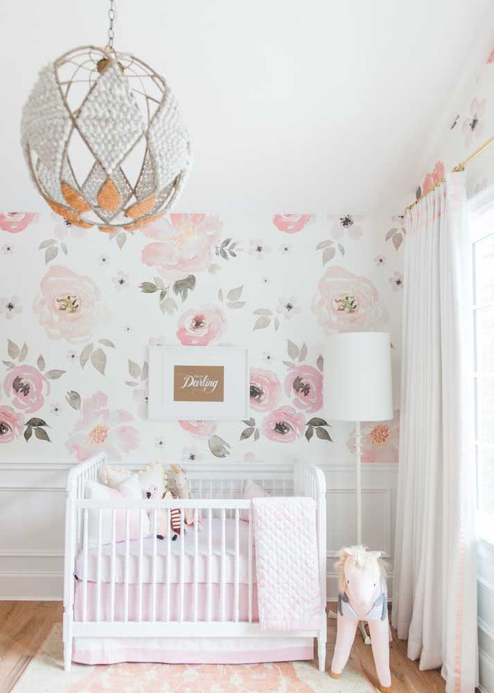 Miçangas e pedrarias decoram esse lustre para quarto de bebê feminino