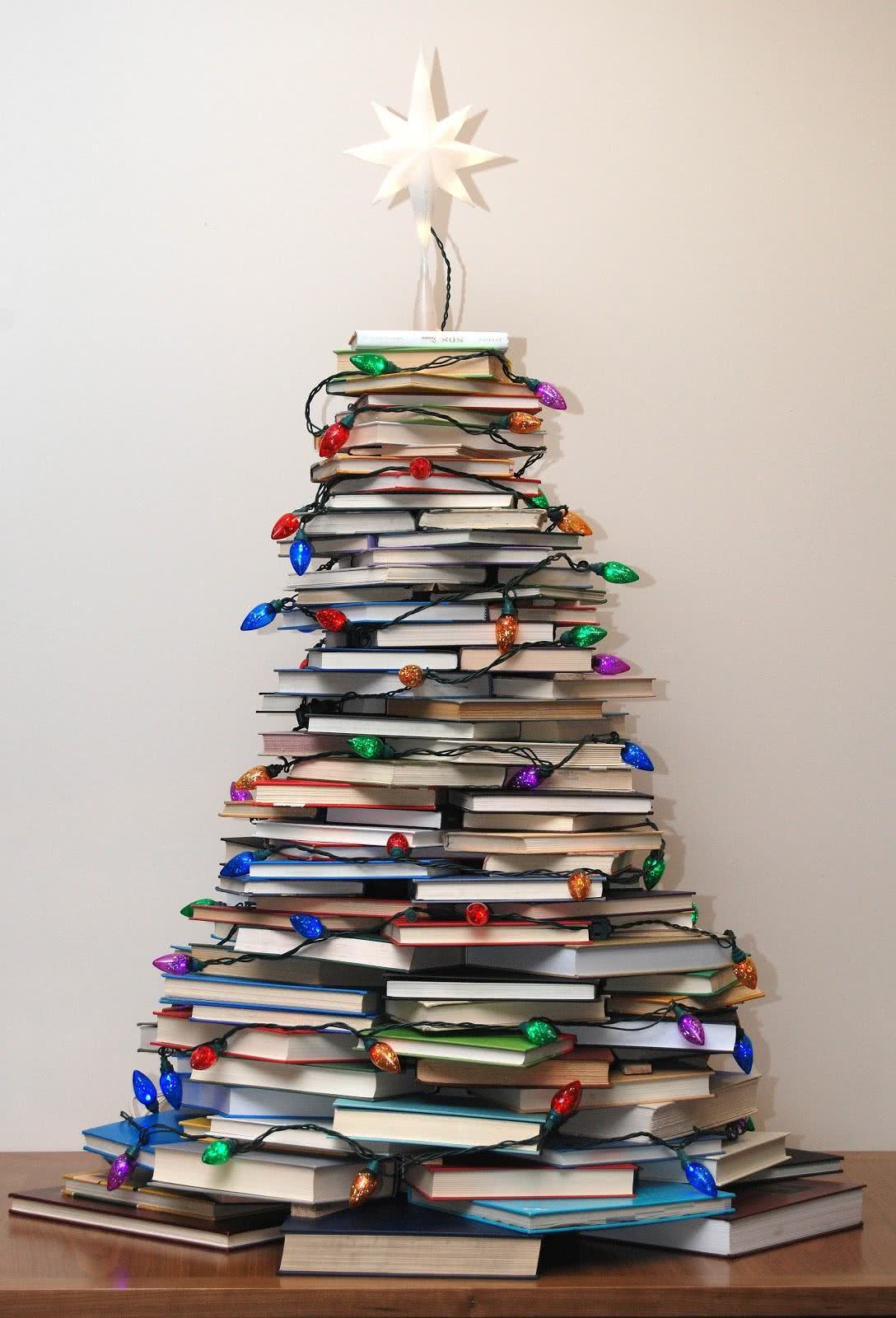 Árvore de Natal com livros empilhados