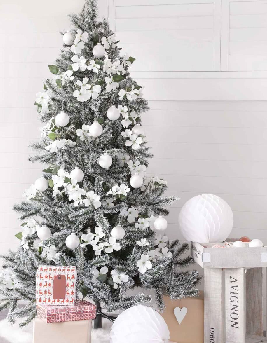 Árvore de Natal com decoração branca