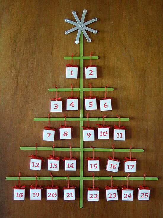 Monte um calendário natalino para decorar sua parede.