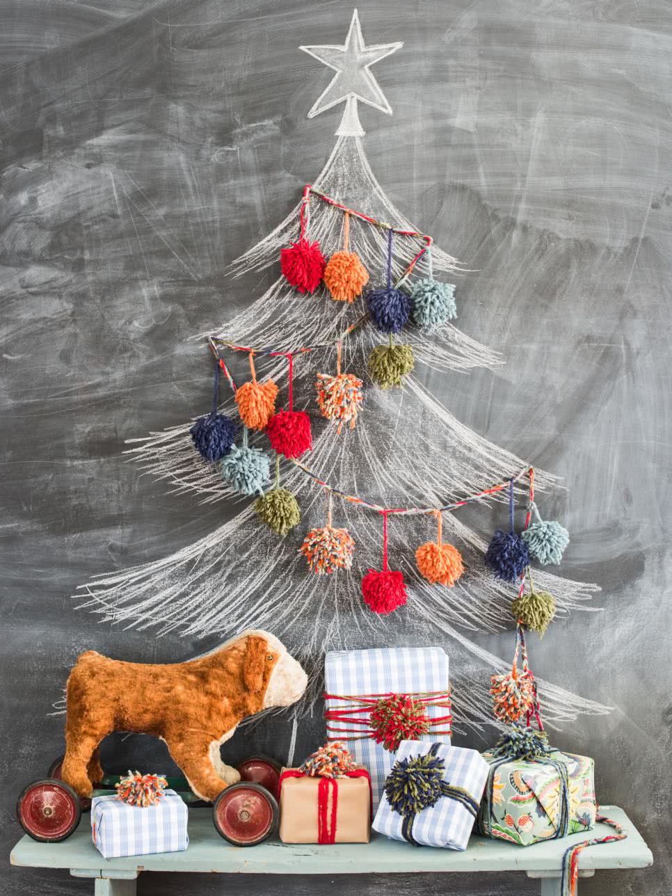 Árvore de Natal desenhada e decorada com fuxico.