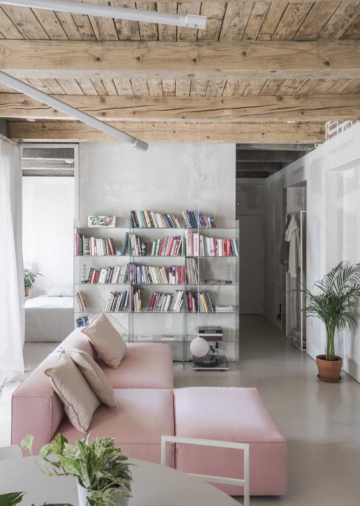 Sofá rosa claro para contrastar com o teto rústico de madeira