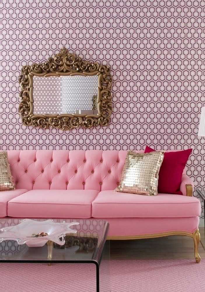 Sofá rosa com design vitoriano para uma sala nada básica 