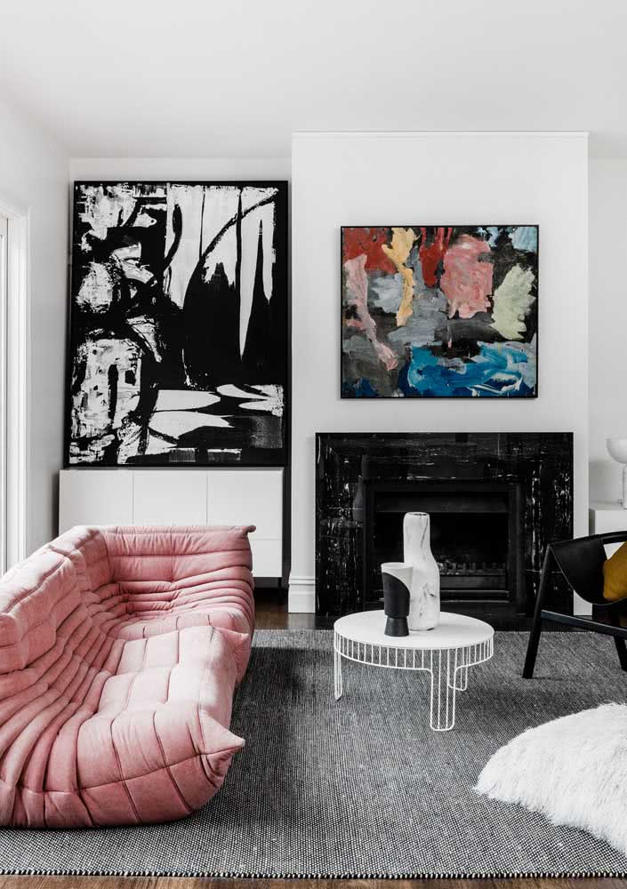 Sofá rosa moderno trazendo cor para a sala de estar branca, preta e cinza