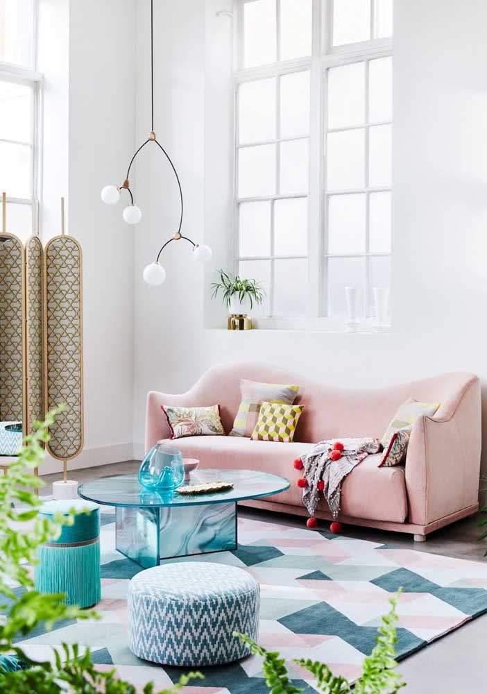 Já se a intenção é criar uma sala elegante aposte no sofá rosa quartzo