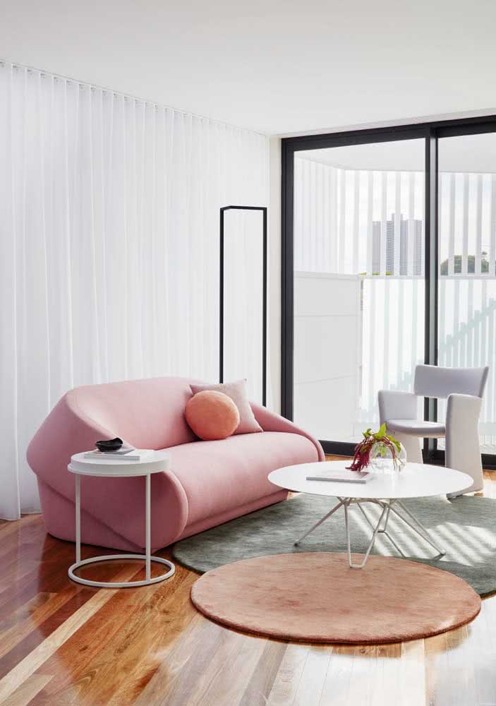 Sala de estar minimalista com sofá rosa