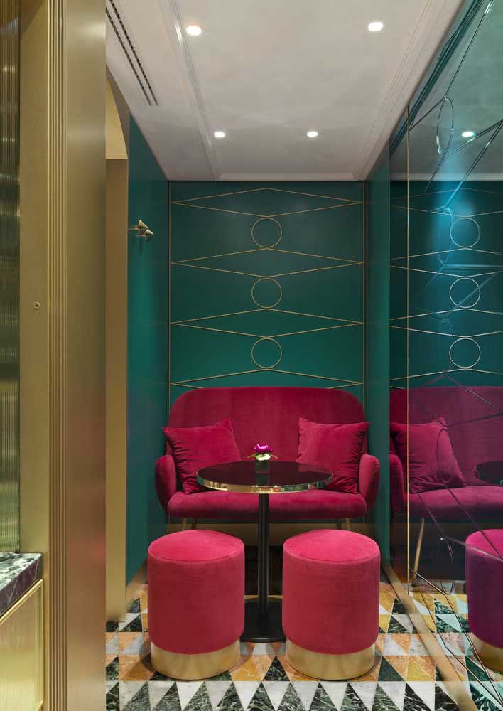 Aquele efeito UAU que você só consegue com um sofá rosa de veludo e uma parede verde esmeralda