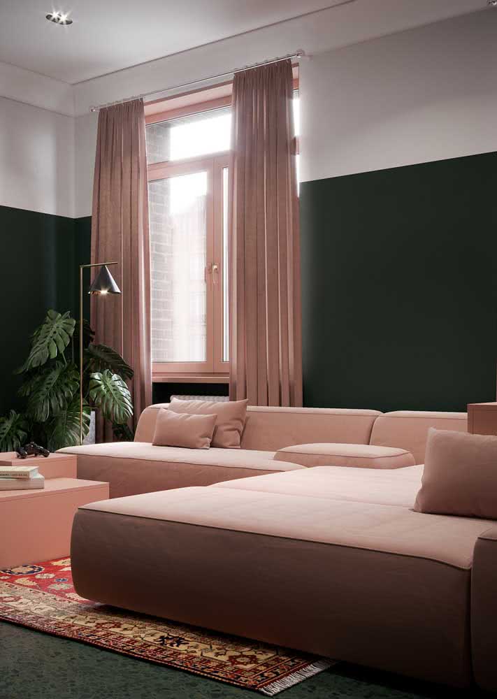 Sofá, cortinas, tapete e mesa em uma única cor: o rosa!