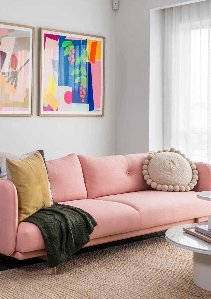 Como fazer uma decoração com sofá rosa clean e moderna? A imagem a seguir explica