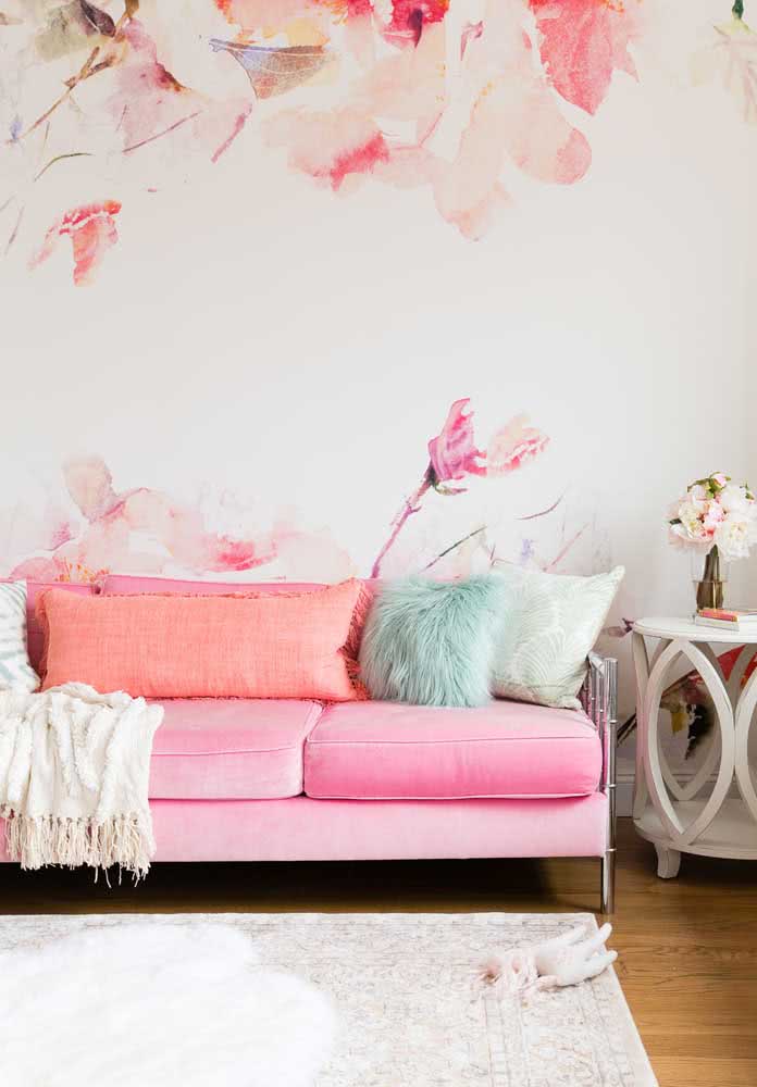 Quer uma sala romântica e feminina? Então um sofá rosa combinado ao papel de parede floral é a pedida perfeita