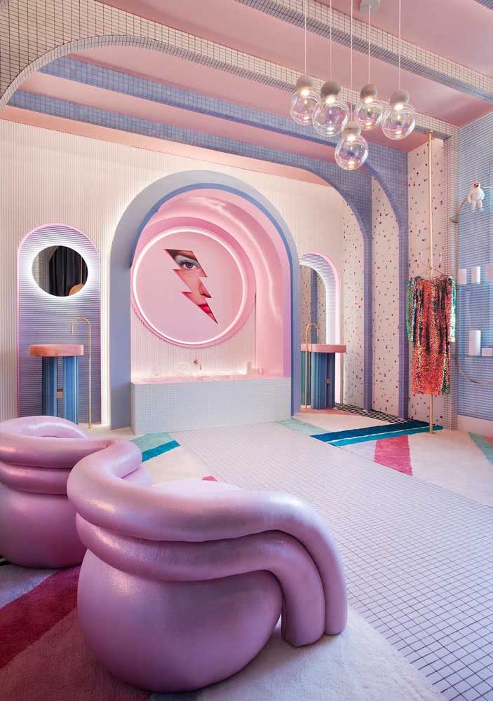 Um sofá rosa ousado para uma sala igualmente ousada