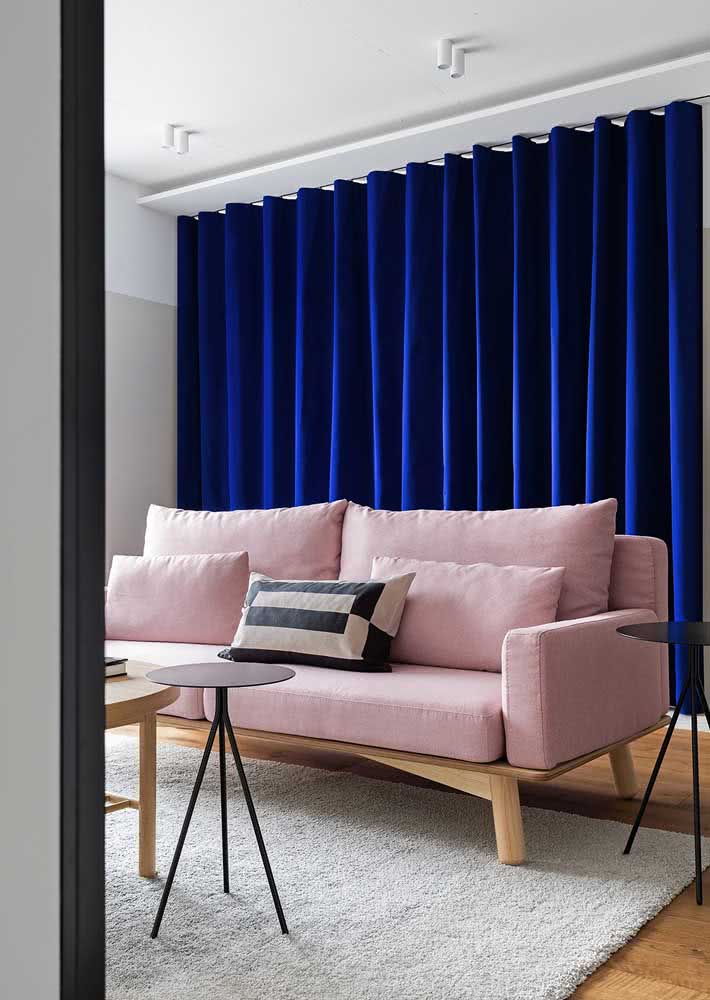 A combinação perfeita entre o sofá rosa chá e a cortina azul royal