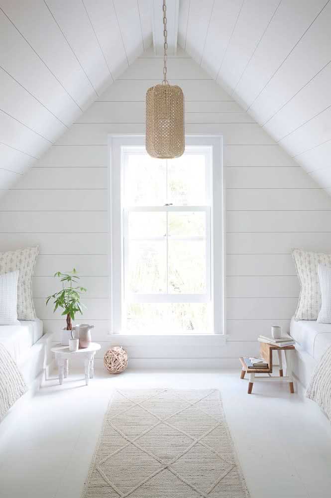 A janela guilhotina branca para o quarto traz um clima aconchegante e rústico
