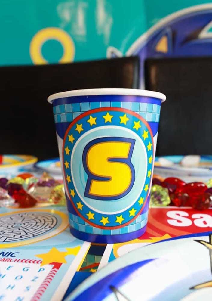 Os copos também ganham personalização com a letra inicial de Sonic