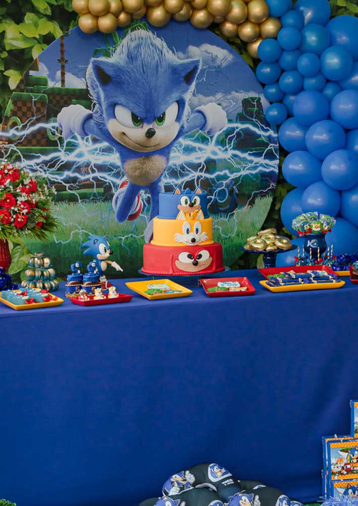 Mesa do bolo para Festa Sonic. A toalha azul forma o cenário perfeito para destacar os doces