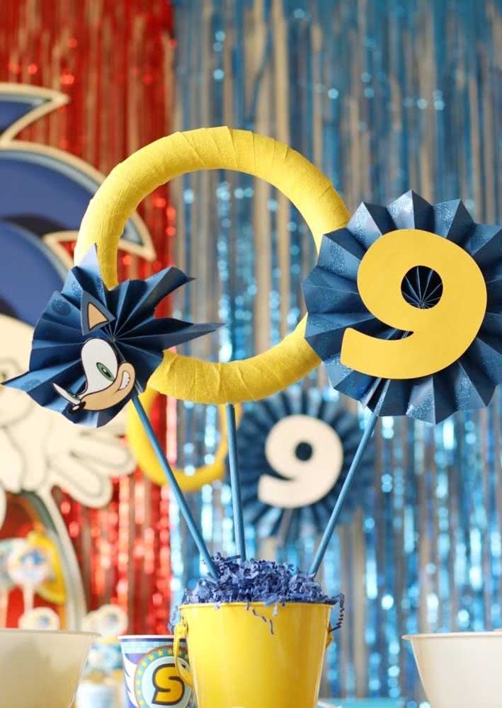 Centro de mesa para festa Sonic: argolinhas e a idade do aniversariante em destaque