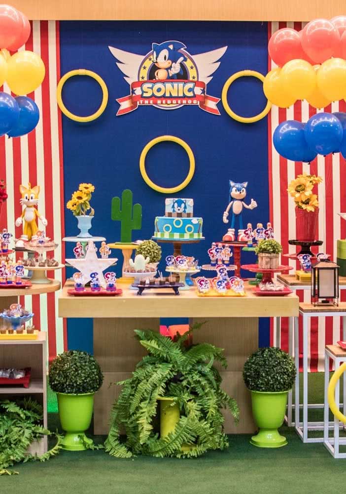 Festa Sonic com painel azul e tapete de grama sintética. As crianças vão se sentir dentro do jogo