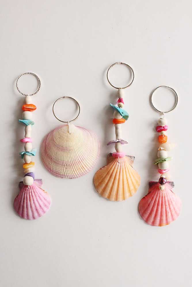 Artesanato com conchas do mar coloridas: chaveiros que você pode presentear