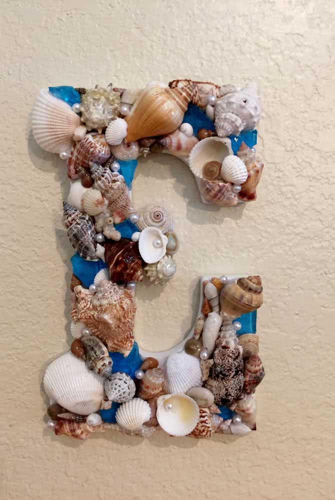 Decore letras com conchas do mar. Uma boa opção de artesanato para quartos infantis
