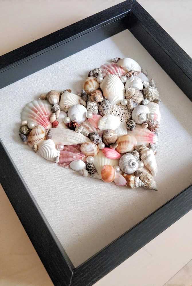 Um coração de conchas emoldurado. Simples e bonito!