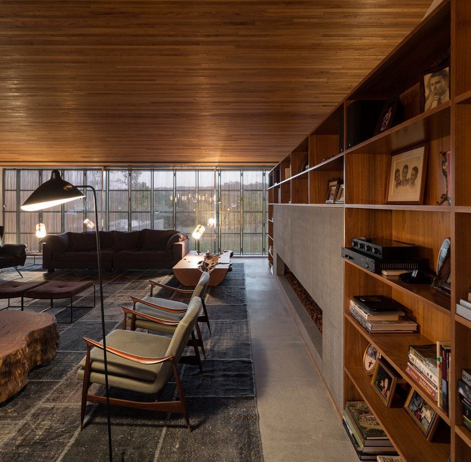 Para salas amplas, ocupe cada espaço de forma planejada e com móveis que harmonizem entre si.