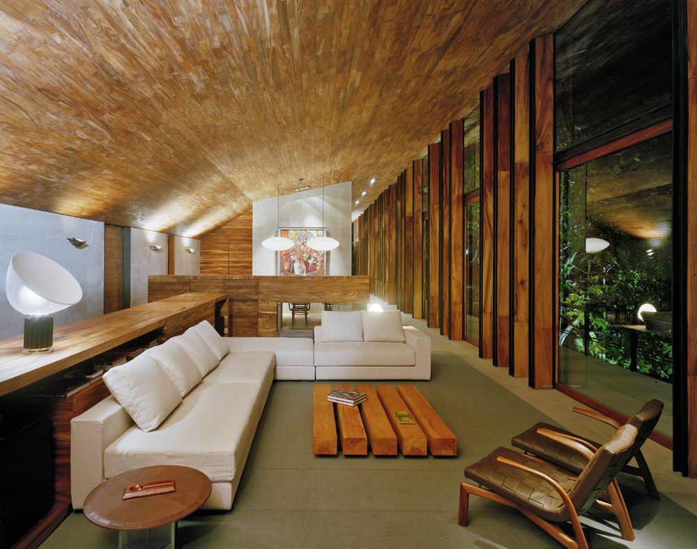 Com uma proposta mais rústica, a madeira deu todo o toque elegante na sala de estar.
