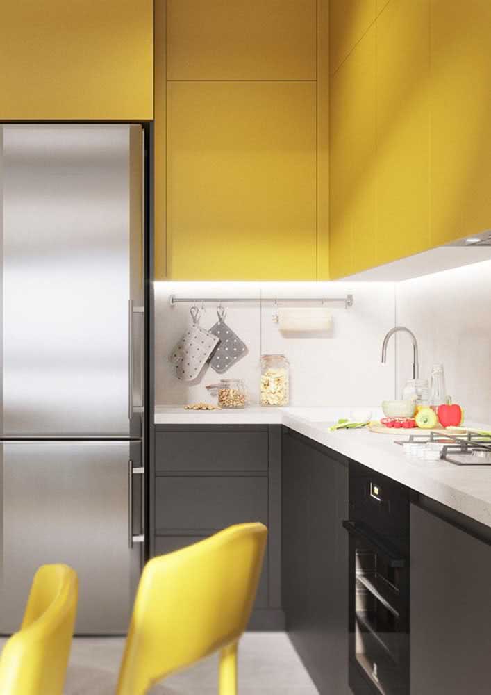 E para deixar a cozinha amarela ainda mais aconchegante instale luzes de LED sob os nichos
