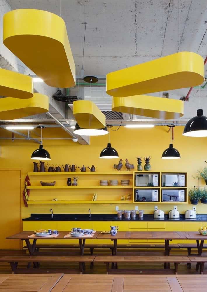 Cozinha amarela integrada e cheia de personalidade
