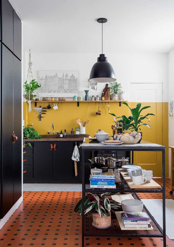 O preto e o marrom entram para complementar a decoração da cozinha amarela
