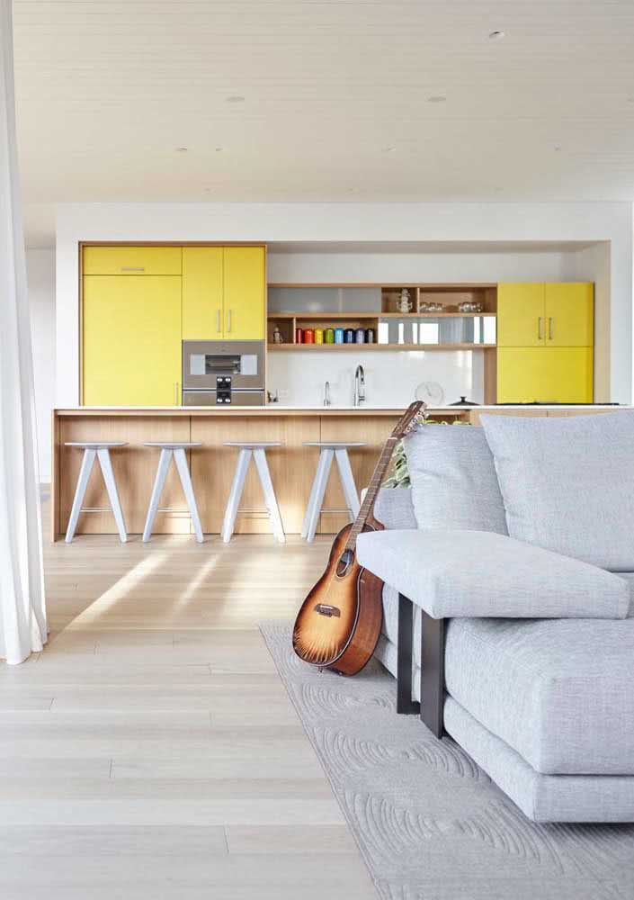 Cozinha branca e clean com móveis amarelos