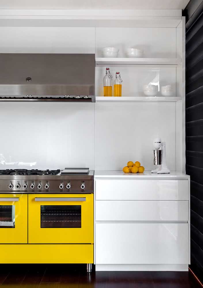 Cozinha amarela com toque retro apaixonante