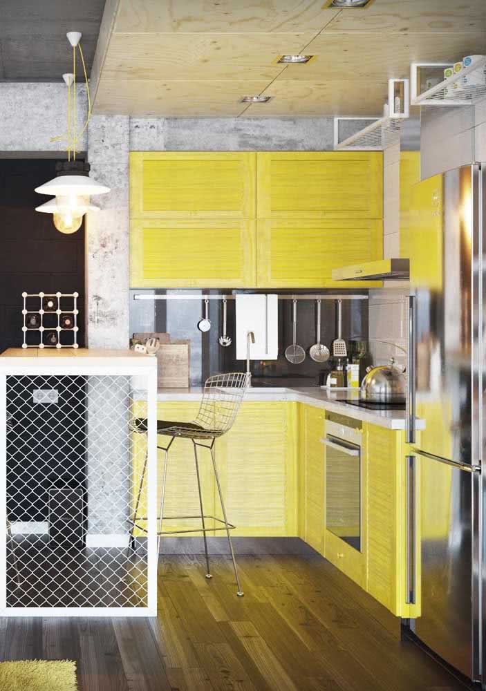 Já o piso de madeira traz o conforto que a cozinha amarela precisa