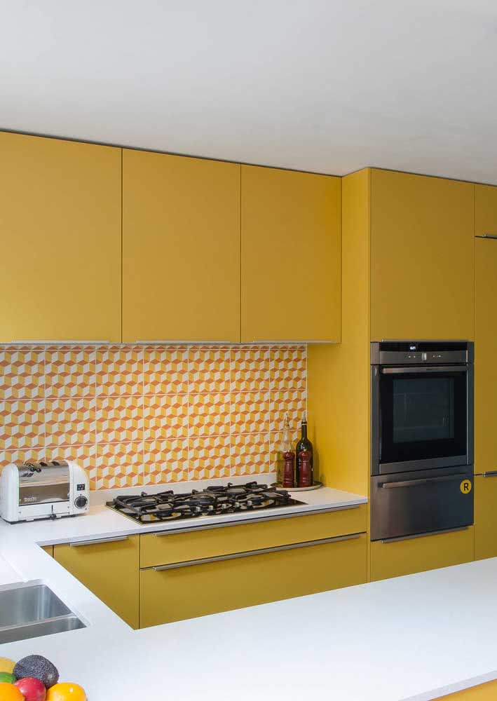 Cozinha amarela retro com revestimento laranja