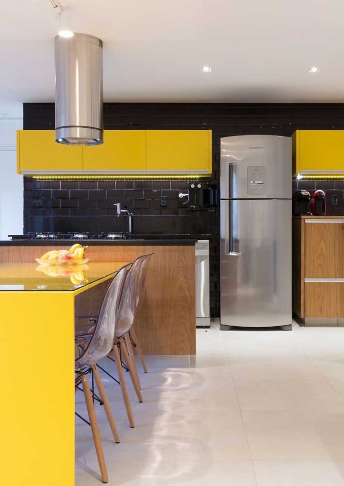 Cozinha amarela e preta para quem é apaixonado por contrastes