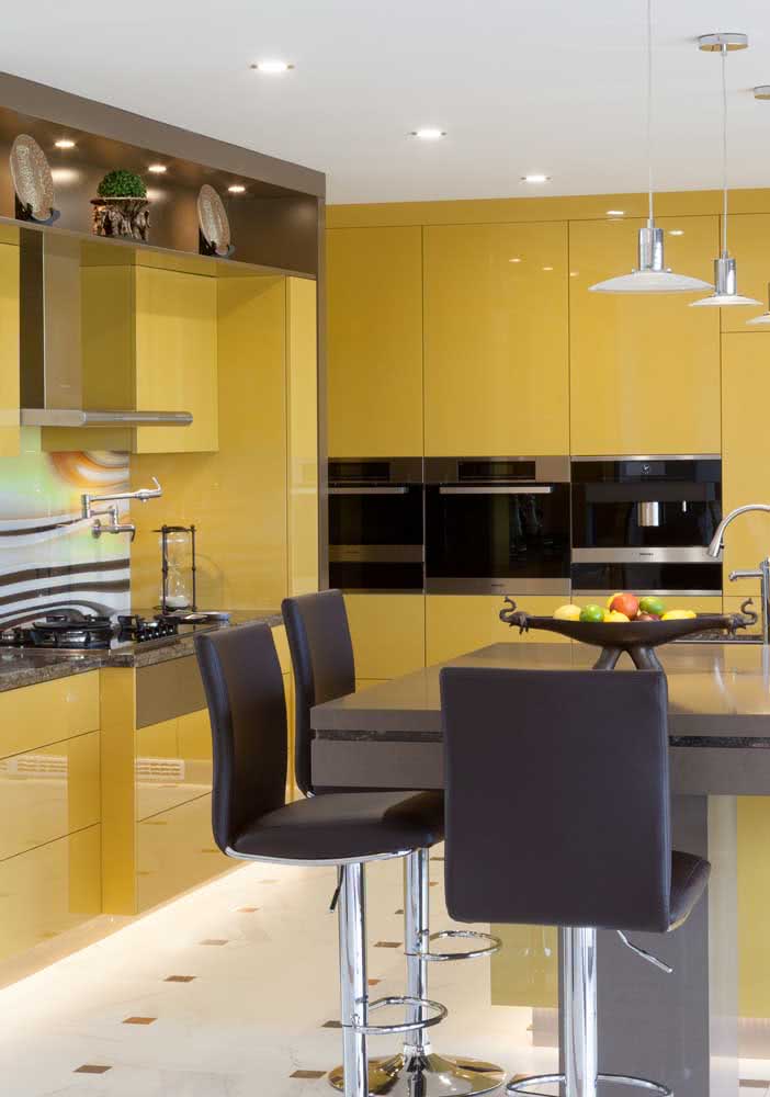 A cozinha amarela e marrom nem sempre precisa ser rústica, essa aqui, por exemplo, é bem moderna