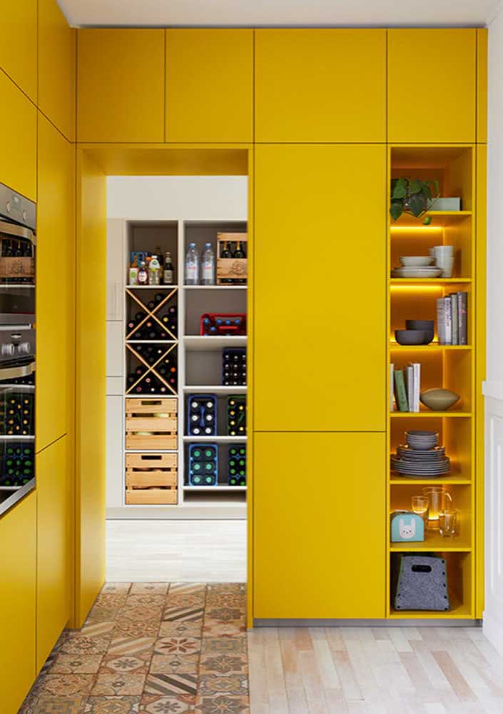 Como não amar uma decoração de cozinha amarela feito essa?