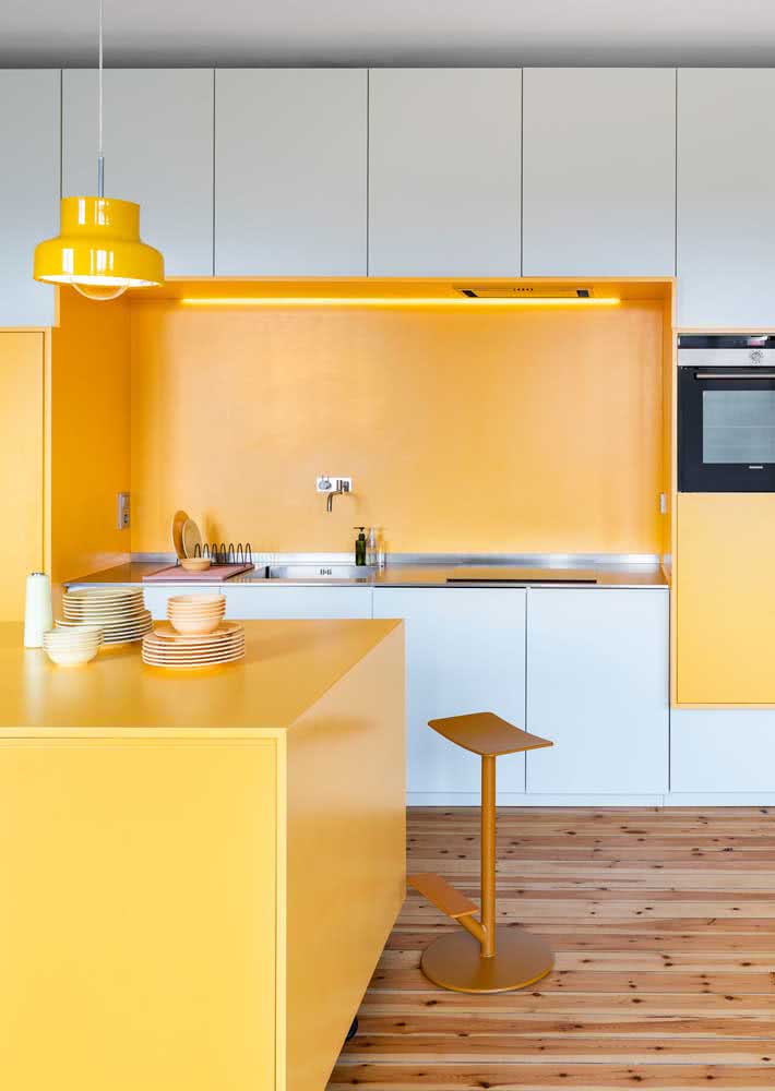 Cozinha amarela e branca com destaque para os móveis de design clean
