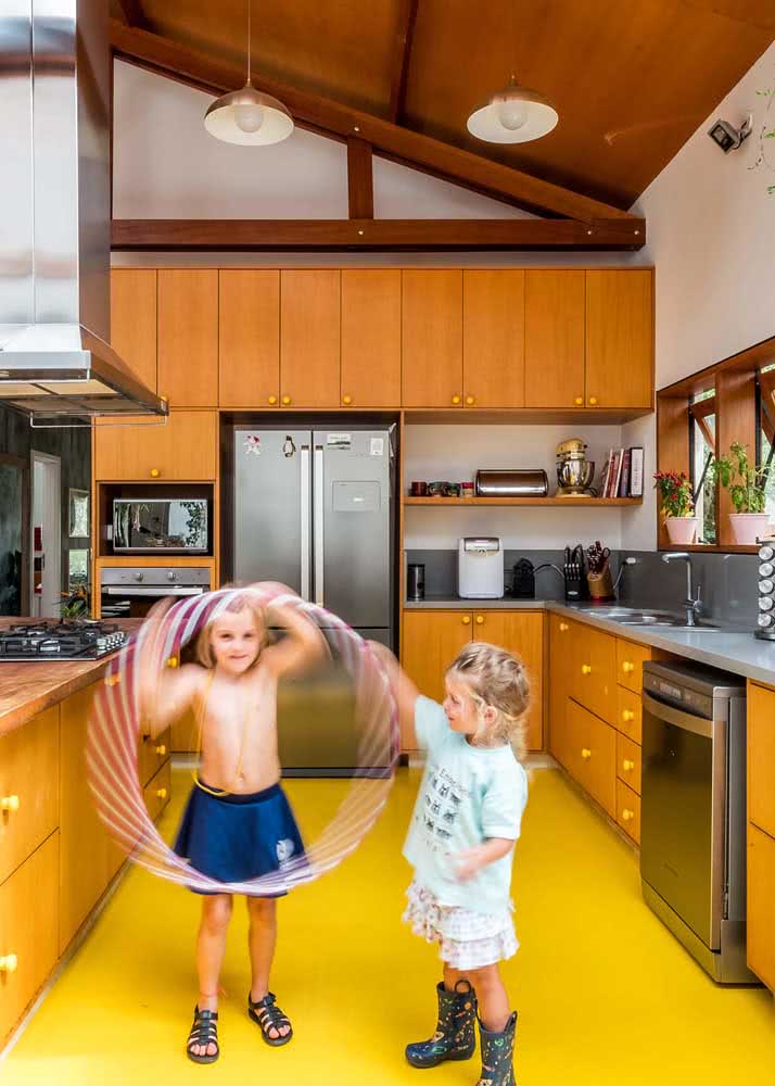 Às vezes, um piso de cozinha amarelo pode ser tudo o que você mais precisa nessa vida