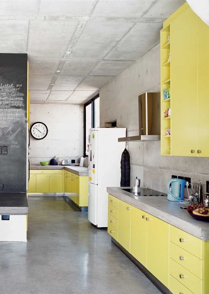 Cozinha amarela simples decorada em conjunto com o cimento queimado