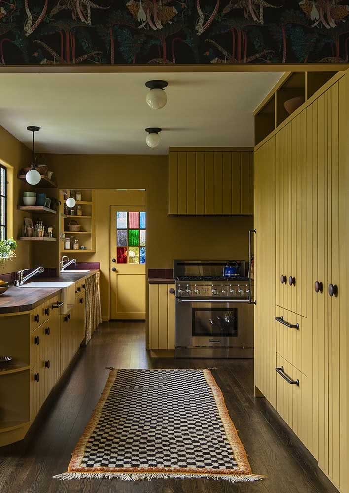 Cozinha amarela rústica com móveis de madeira