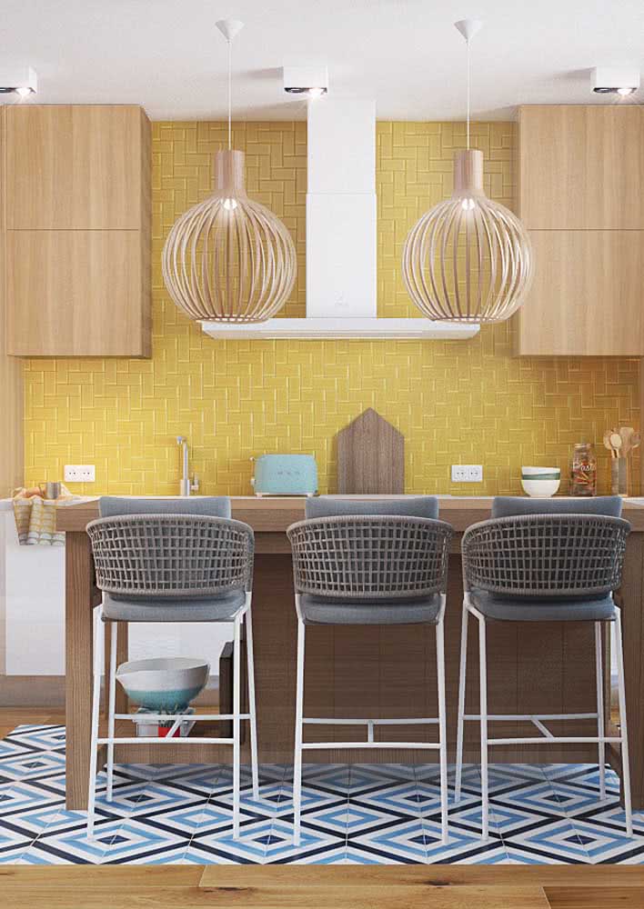 Aqui, a cozinha amarela moderna ganhou piso com detalhes azuis 