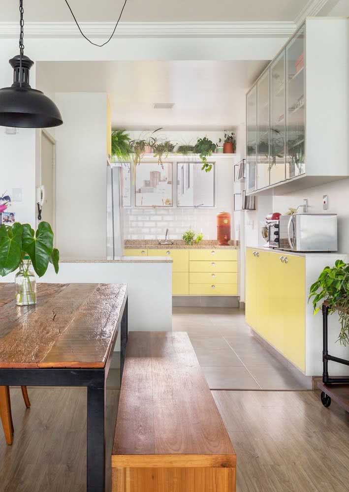 Essa cozinha amarela pequena é a prova de como a cor é aconchegante