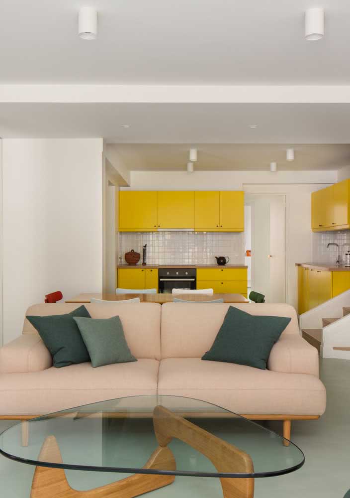 Cozinha amarela pequena e simples integrada com a sala