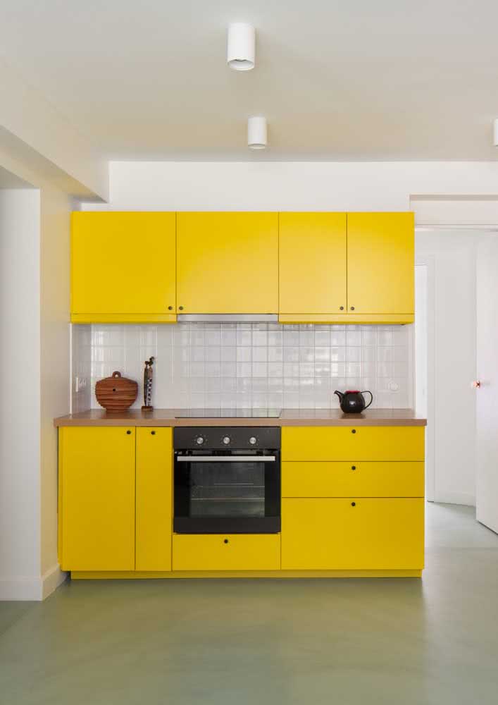 O armário amarelo é responsável por toda graça da cozinha