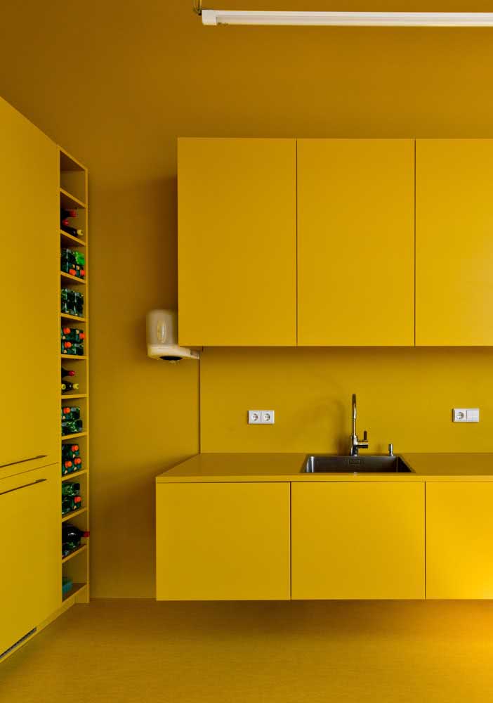 Uma cozinha amarela, completamente amarela!