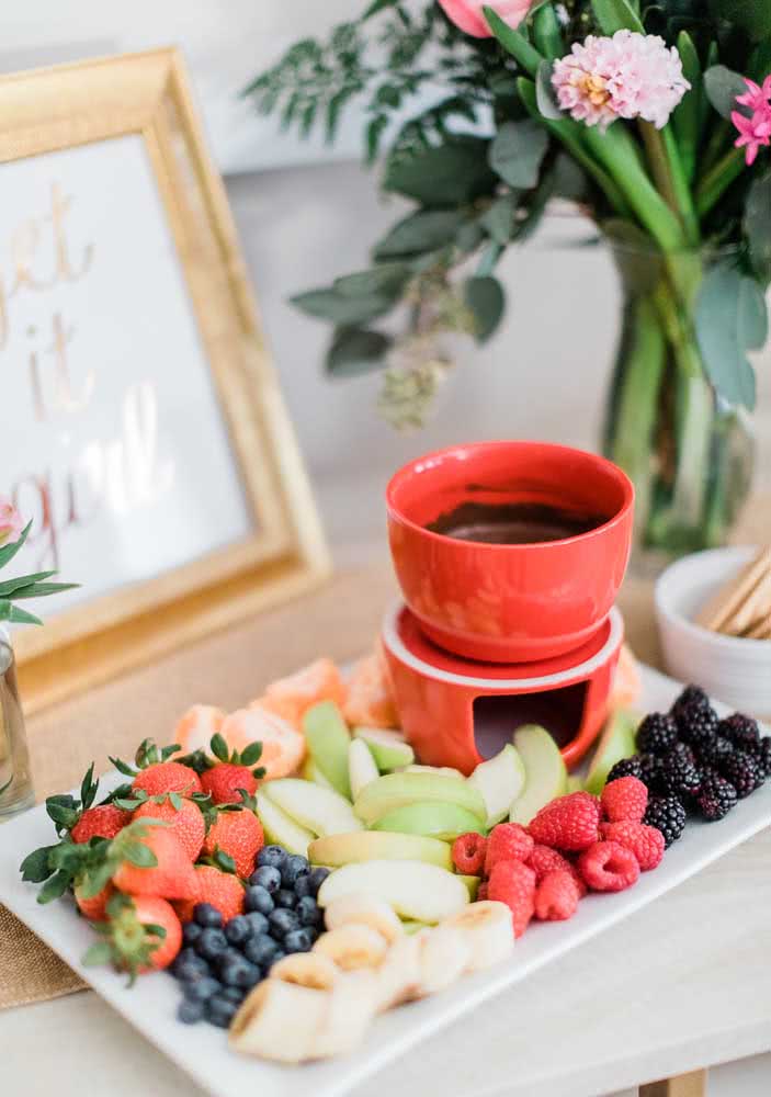 Chocolate fondue with fruits: the classic of the classics