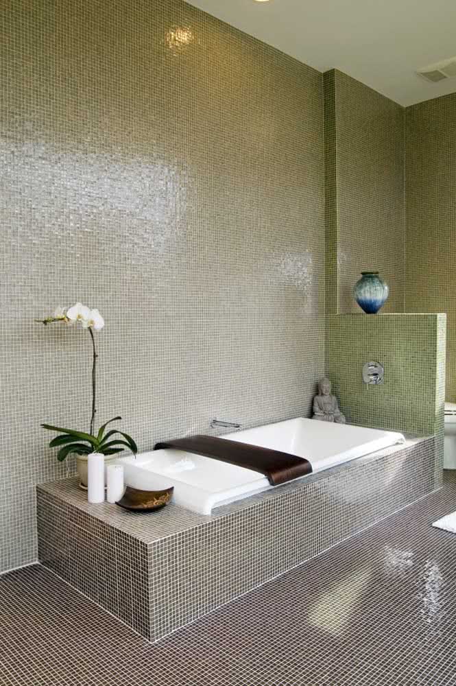 Or maybe you prefer your white orchid at the foot of the bath ...