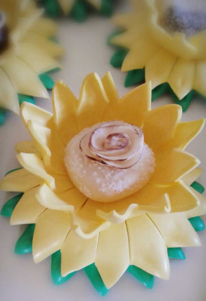 EVA sunflower to serve the party sweets very nicely