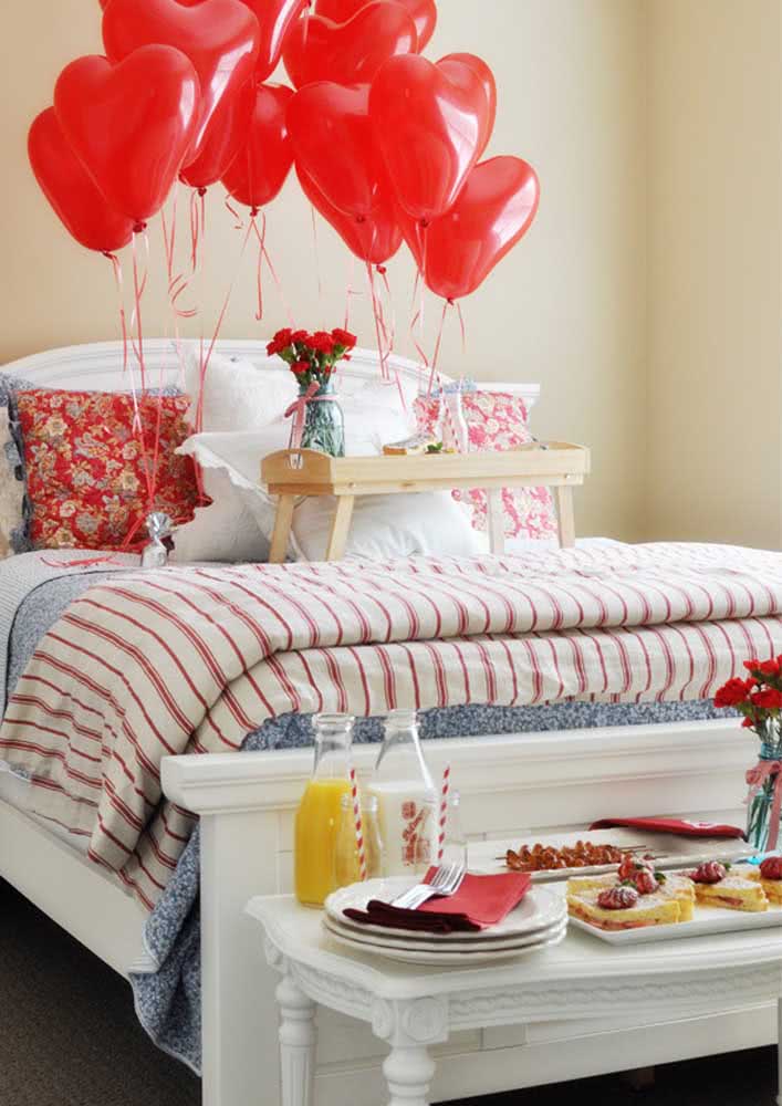 Breakfast in bed for boyfriend: heart balloons complete the romantic surprise 